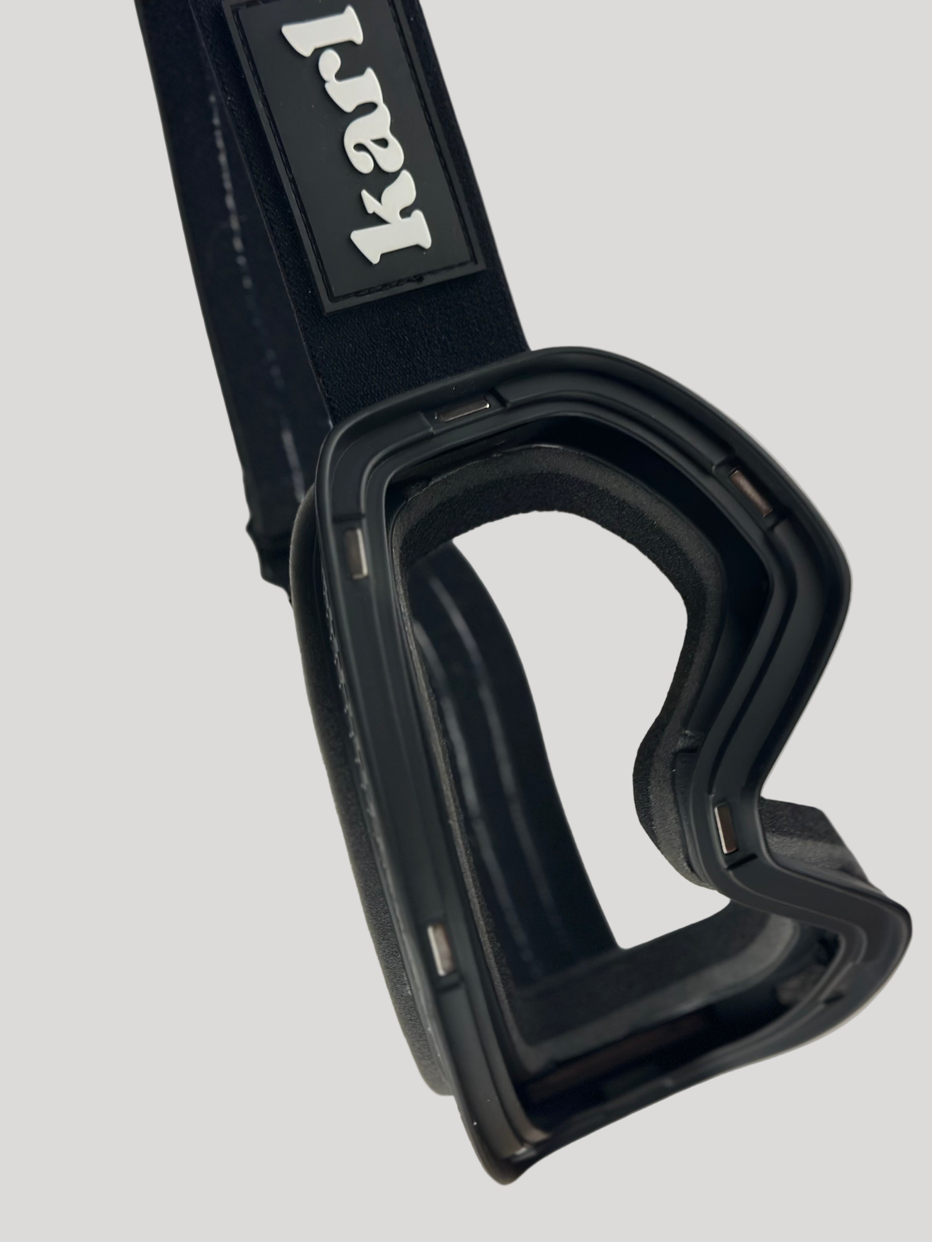 Detailed picture of black skigoggle frame