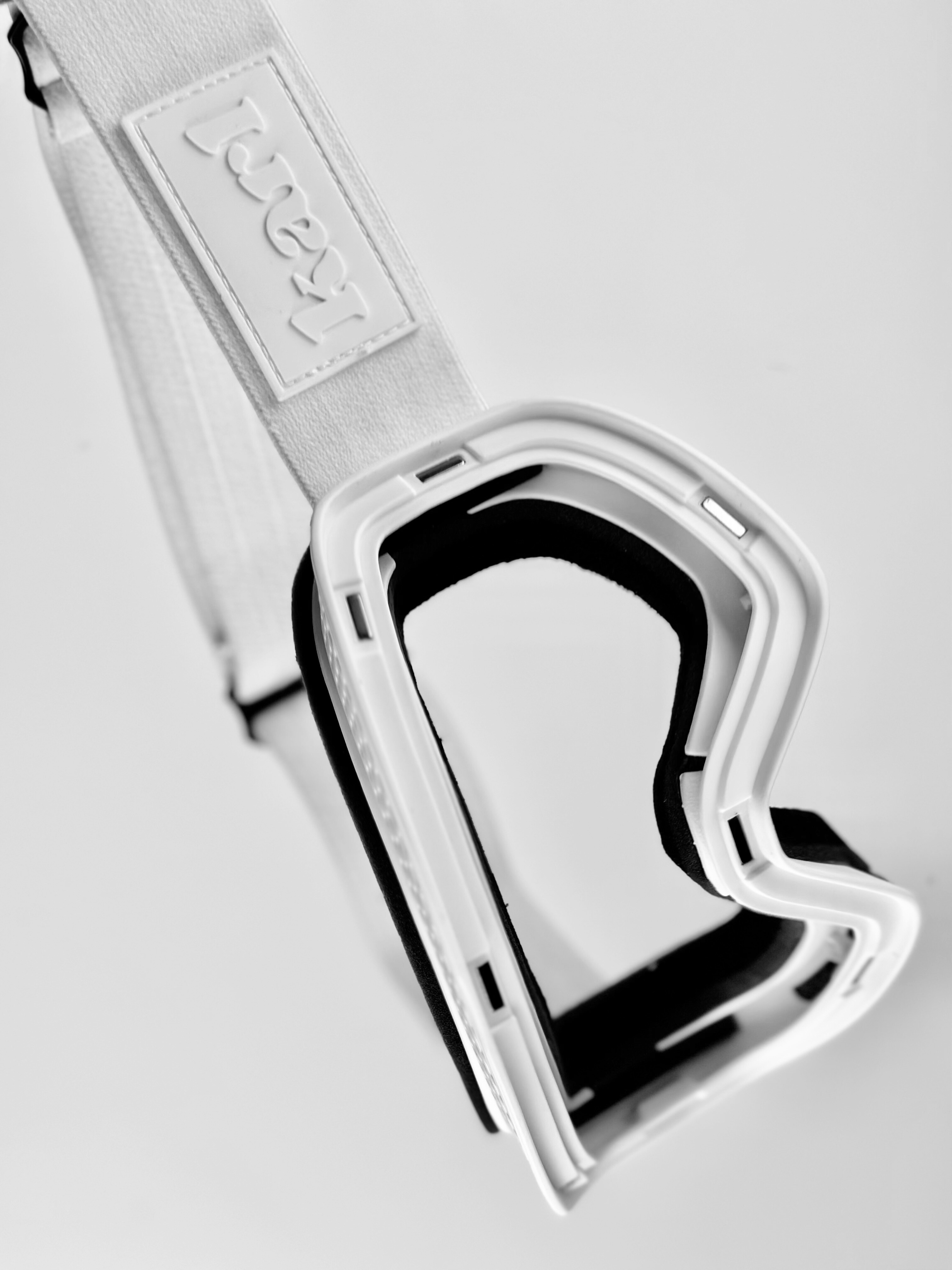 Detailed picture of a white ski goggle frame